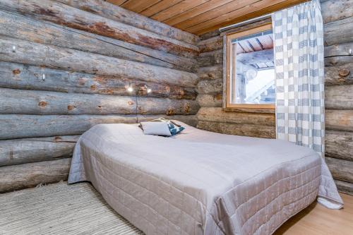 鲁卡Ruka Inn的小木屋内一间卧室,配有一张床