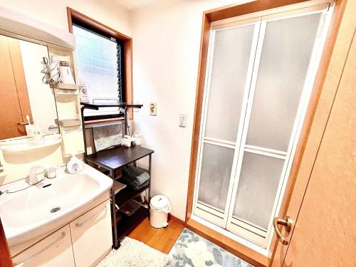 东京吉吉の家的一间带水槽和玻璃淋浴间的浴室