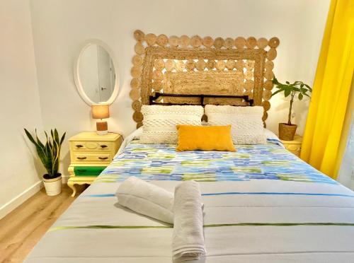萨莫拉In Love Zamora 3 habitaciones的一间卧室配有一张带木制床头板和镜子的床