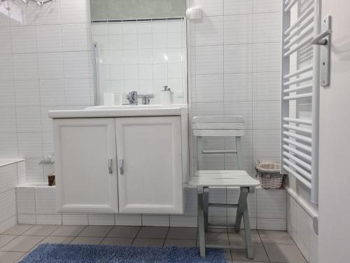 戈尔夫瑞昂Appartamento vista splendida Residence du Golf的白色的浴室设有水槽和凳子