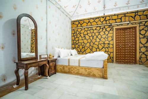 斋沙默尔Sandcastle Resort的一间卧室配有一张床、镜子和一张桌子