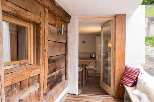勒沙布勒La Ruinette - Cosy 1 Bed, 300m From Cable Car的木墙房子的敞门