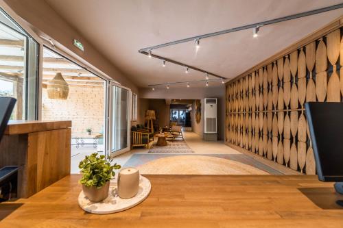 梅加利阿莫斯Skiathos Thalassa Cape, Philian Hotels and Resorts的一间设有桌子和木板墙的房间