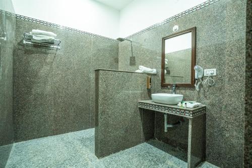 斋沙默尔Sandcastle Resort的一间带水槽和镜子的浴室