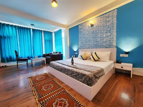 马拉里Page 3 - Riverside Rooms & Bar的一间卧室配有一张带蓝色墙壁的大床