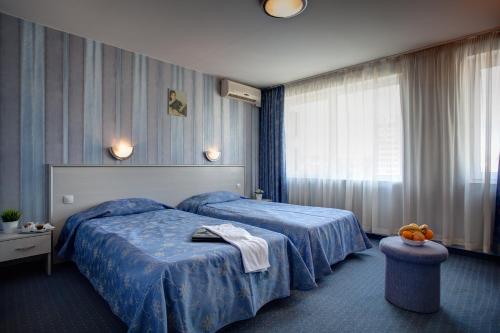 上奥里亚霍维察拉沃维特酒店的酒店客房,配有一张带蓝色毯子的床