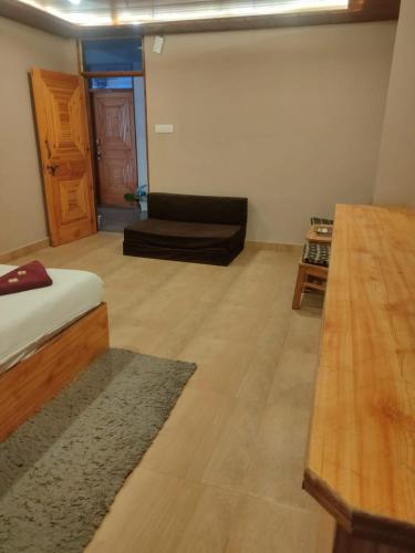 马拉里hotel inn的带沙发和木地板的客厅