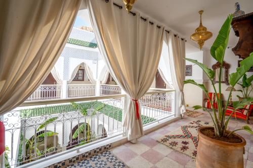马拉喀什BÔ Riad Boutique Hotel & Spa的客房设有大窗户和阳台。