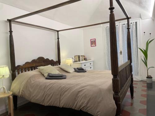 都灵圣安塞尔莫公寓的一间卧室配有一张木架大床