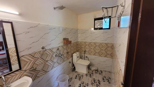 兰纳加Corbett Mid Forest House的一间带卫生间和水槽的浴室