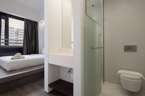新加坡Lion Peak Dickson的浴室配有卫生间、盥洗盆和淋浴。