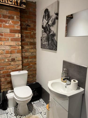 East BridgfordEast Bridgford Coach House Inc Spa and Treatments的浴室配有白色卫生间和盥洗盆。