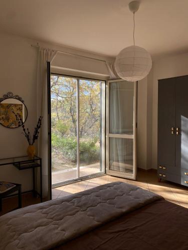 基耶蒂Le Briganti的一间卧室设有一张大床和一个大窗户