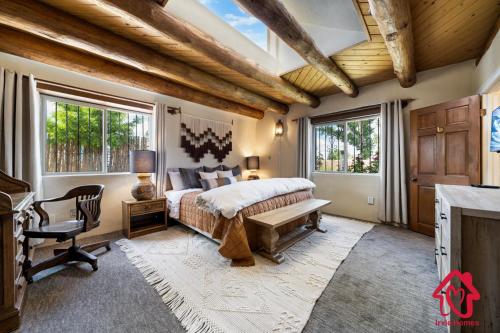 圣达菲Rancho de La Luna Casita的一间卧室设有一张床和一个窗口