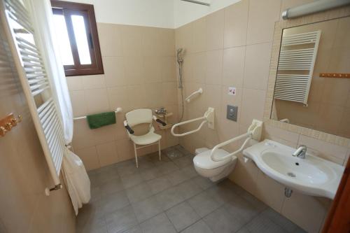 波利斯C & A Hotel Apartments的一间带卫生间和水槽的浴室