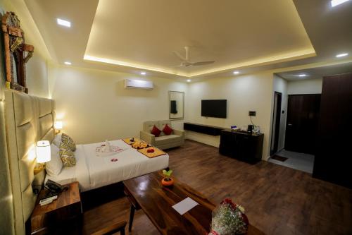 蒂鲁帕蒂Lake Valley Resort and Spa Tirupati的带沙发和电视的客厅