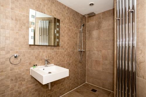 卡迪夫CoffiCo Hotel的一间带水槽和镜子的浴室