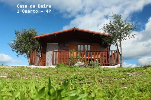 奥利维拉多霍斯比托Vila da Laje - Onde a Natureza o envolve - Serra da Estrela的山坡上的小房子,有树
