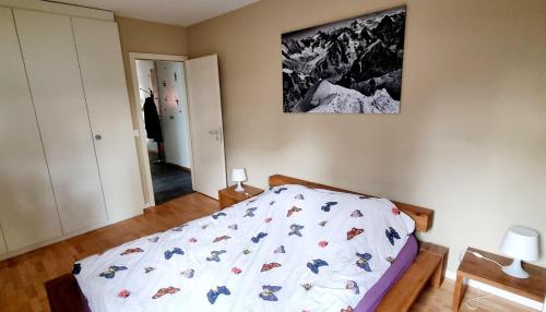 锡永Appartement avec terrasse的卧室配有一张床,墙上挂着一幅画