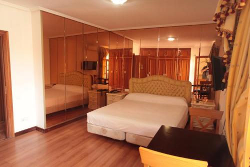 瓦伦西亚SunDos Feria Valencia的一间卧室配有一张床、一张书桌和镜子
