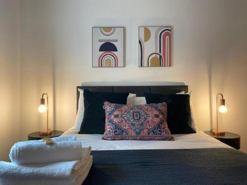 卡迪夫Quaysideone bedroom apartment in Cardiff Bay的一间卧室配有一张大床和两盏灯