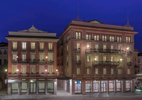 韦尔巴尼亚Hotel Belvedere San Gottardo的城市中一座大建筑