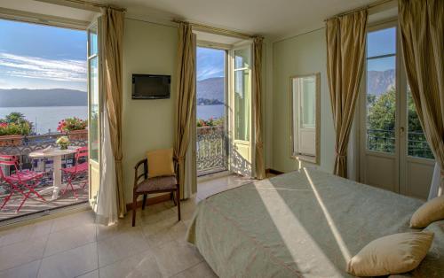 韦尔巴尼亚Hotel Belvedere San Gottardo的一间卧室设有一张床和一个美景阳台