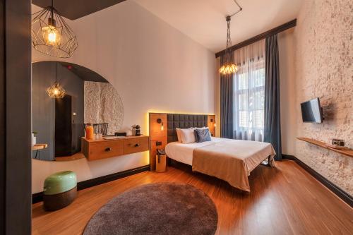布达佩斯鲁姆布达佩斯度假的一间卧室设有一张床和一个大窗户
