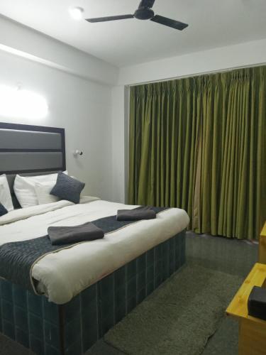 柴尔Hotel Grand View的一间卧室配有一张大床和吊扇