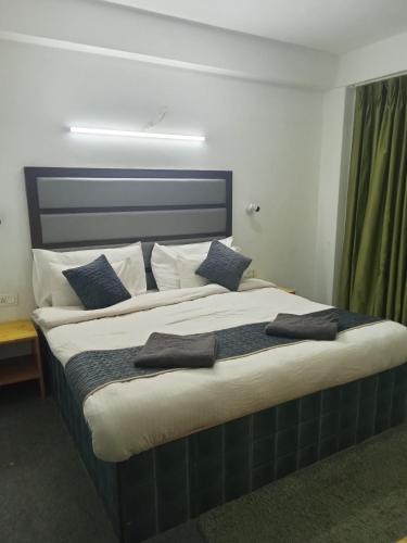 柴尔Hotel Grand View的一间卧室配有一张带蓝色枕头的大床