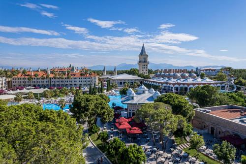 拉瑞Swandor Hotels & Resorts - Topkapi Palace的享有带游泳池的度假村的空中景致