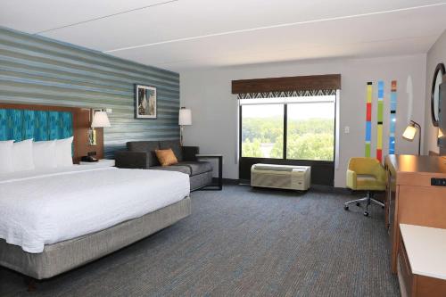 坎顿亚特兰大广汉普顿酒店的酒店客房设有一张大床和一张沙发。