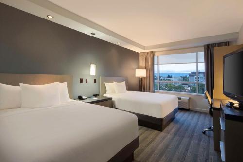 圣何塞硅谷悦府圣何塞酒店的酒店客房设有两张床和一台平面电视。