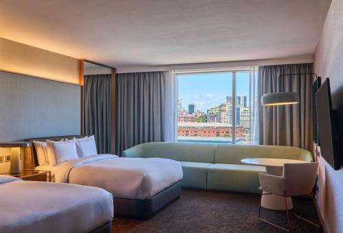 布宜诺斯艾利斯布宜诺斯艾利斯希尔顿酒店的酒店客房,设有两张床和一张沙发