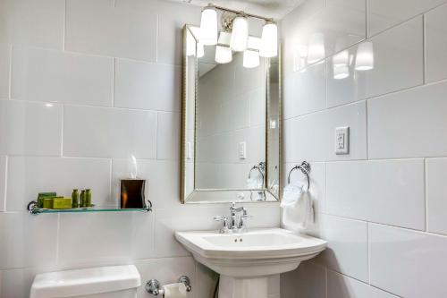 列克星敦列克星敦坎贝尔之家希尔顿Curio Collection酒店的白色的浴室设有水槽和镜子