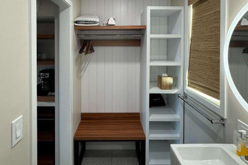 基黑Kohea Kai Maui, Ascend Hotel Collection的浴室内的小衣柜和长凳