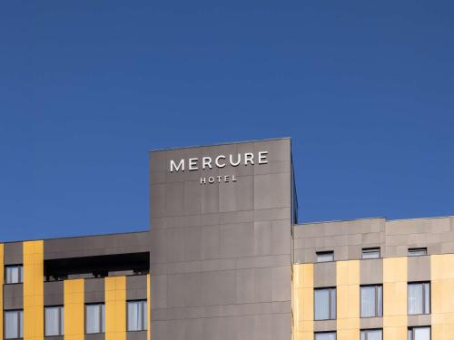 普里什蒂纳Mercure Prishtina City的建筑物一侧的标志