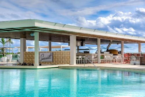 坎昆Hilton Cancun Mar Caribe All-Inclusive Resort的度假村的游泳池,酒吧