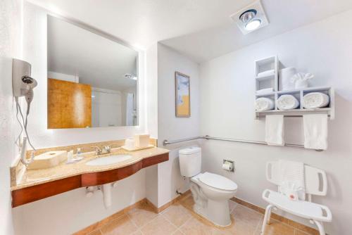 基林Comfort Inn - Killeen near Fort Cavazos的一间带卫生间、水槽和镜子的浴室