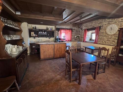 阿尔玛萨Hotel rural Casa la Juana的厨房以及带桌椅的用餐室。