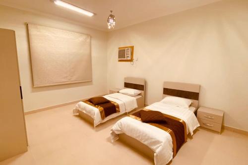 欧拉Palm Villa的一间卧室,配有两张床