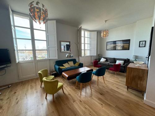 波尔多L'annexe Bordeaux Traditions的客厅配有沙发和桌椅