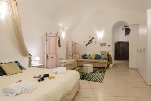 锡耶纳Casa Vezzosa的一间带两张床的卧室和一间客厅