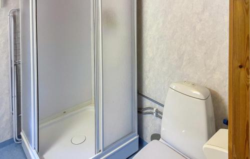 VallrunAmazing Home In Fllinge With Wifi的一间带卫生间和淋浴的小浴室