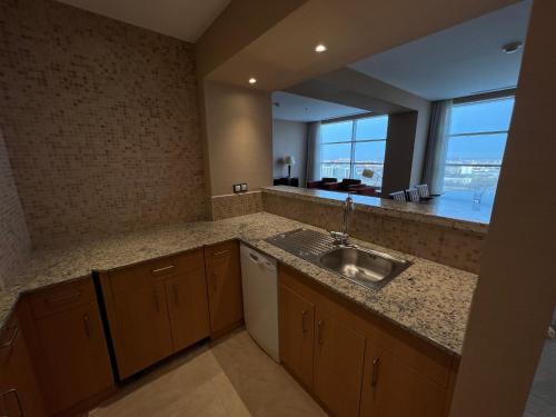 阿特劳Atyrau Executive Apartments的一个带水槽和大窗户的厨房