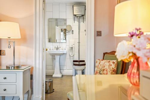 斯泰宁Springwells House的一间带水槽和镜子的浴室