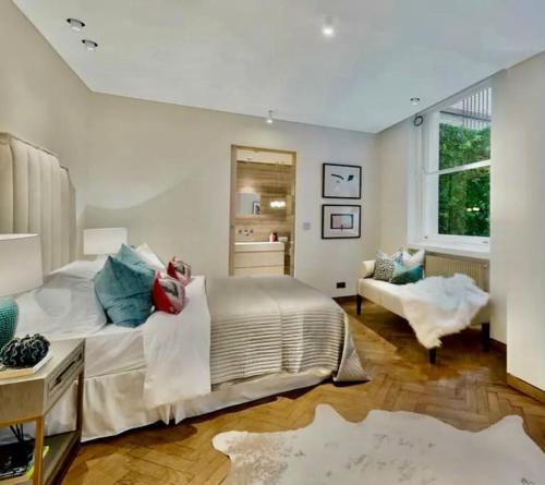 伦敦Quiet Luxury Escape for 6 in Covent Garden的一间卧室配有一张大床和一张沙发
