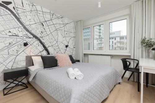 华沙Elegant & Cozy Apartment Pańska by Renters的一间卧室配有一张床,上面有两条毛巾