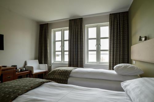 埃基斯蒂尔埃基斯蒂尔湖滨酒店的酒店客房设有两张床和窗户。