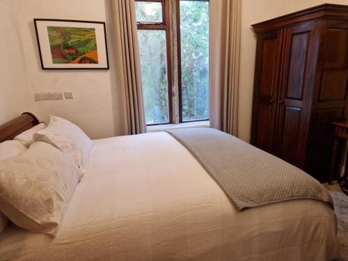 哈利法克斯Briar Cottage Guest Suite in Norwood Green, Halifax的卧室配有白色的床和窗户